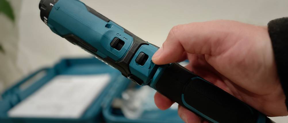 Eine Nahaufnahme des Mini-Akkuschraubers von Makita.