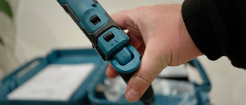 Der Makita-Mini-Akkuschrauber ist in seiner geknickten Form in einer Hand.