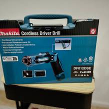 Der Mini-Akkuschrauber von Makita ist mitsamt Verpackung ausgestellt.