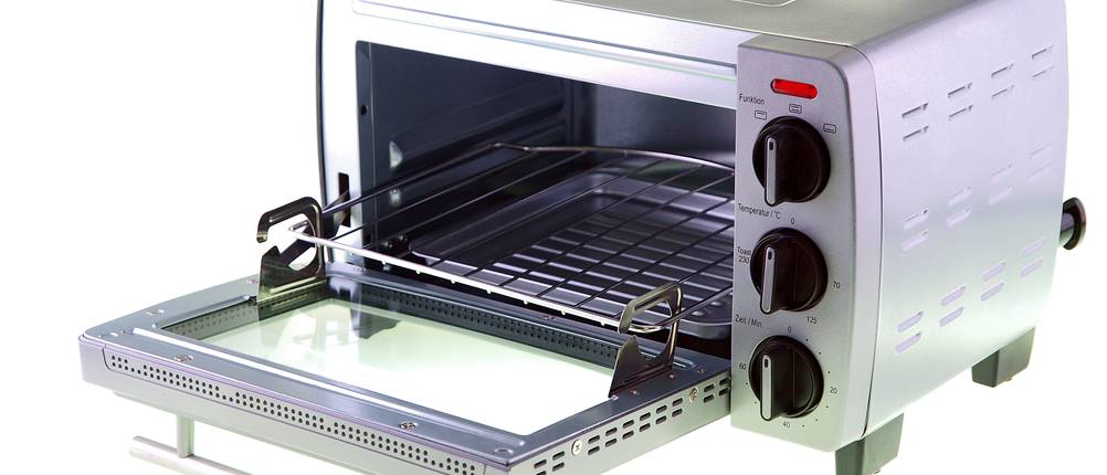 Mini-Backofen-30-Liter-Test: Ein kleines Gerät mit offener Klappe und drei Reglern.