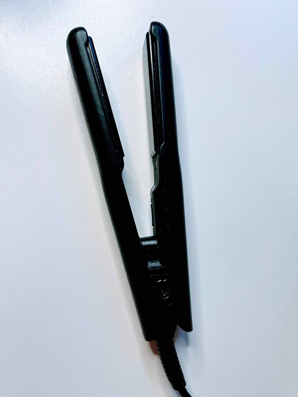 Mini-Glätteisen getestet: Ein Gerät auf der Seite liegend auf einer hellen Fläche.