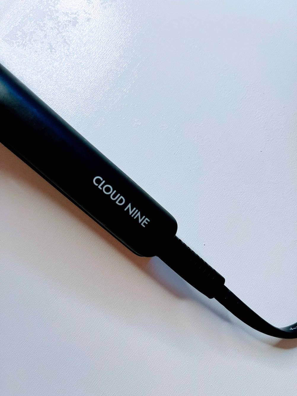 Im Test: Nahaufnahme des Logos auf dem Stil des Mini-Glätteisens.
