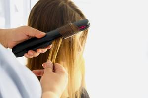 Mit einem Mini-Glätteisen ohne Kabel können Sie sich auch Locken frisieren.