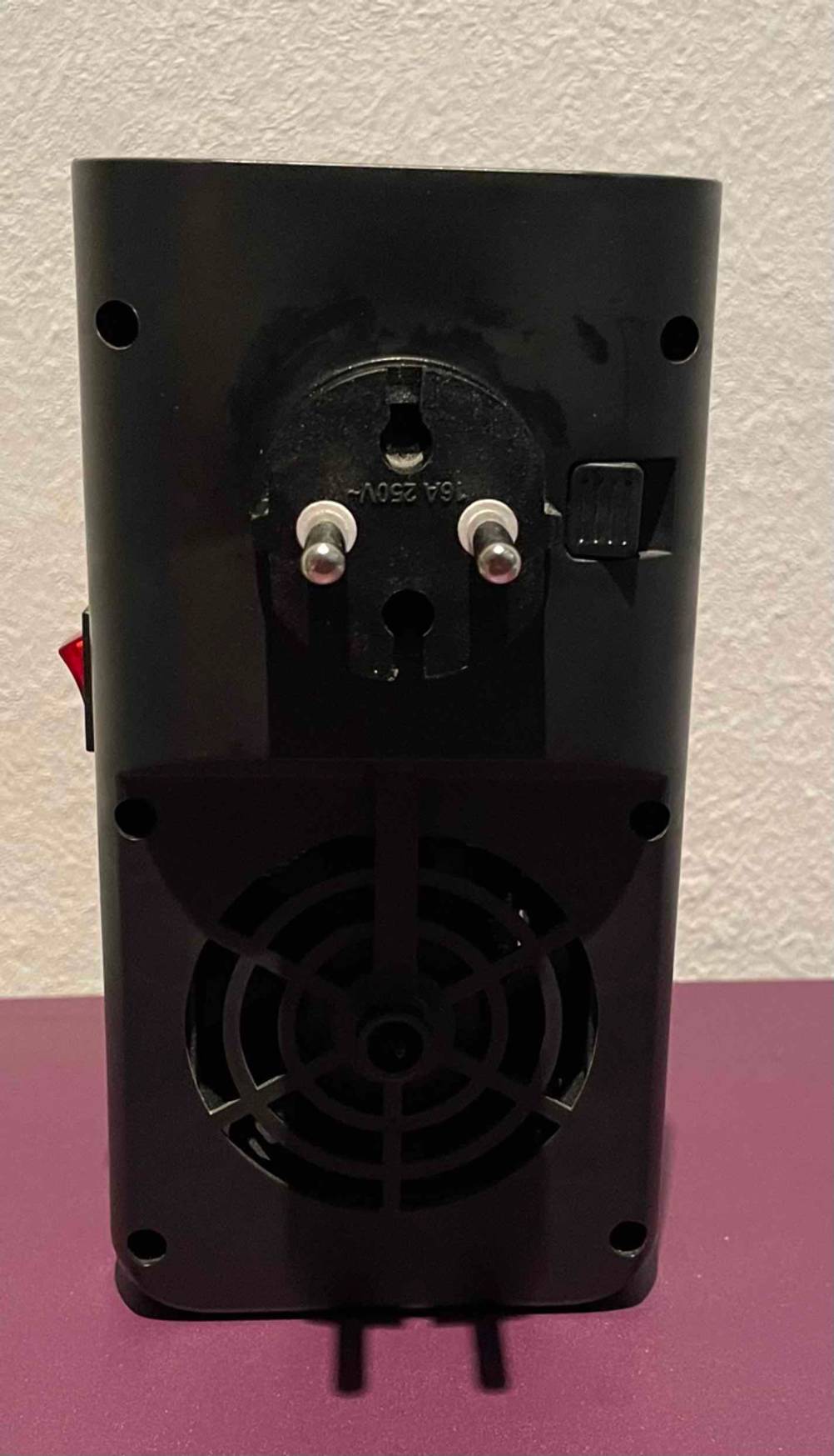 Rückseite mit Stecker eines getesteten Mini-Heizlüfters.