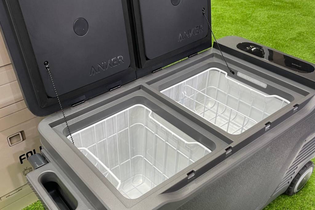 Die getestete Akku-Kühlbox steht auf dem Boden.