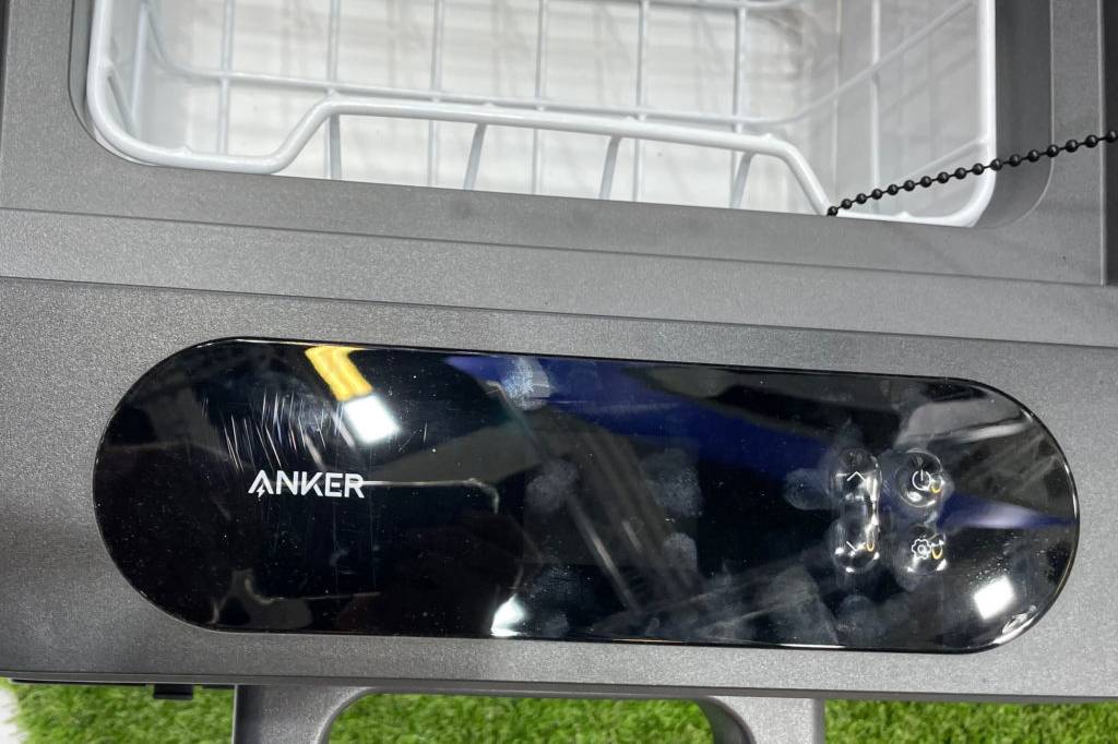 Der Griff der getesteten Akku-Kühlbox ist abgebildet.