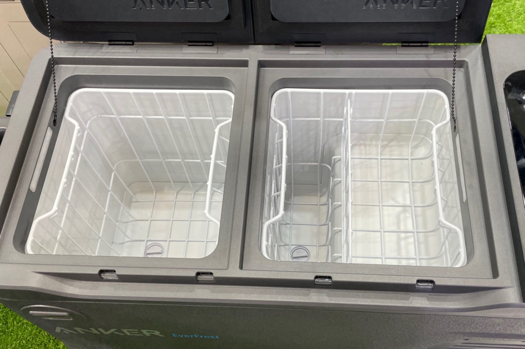 Die getestete Akku-Kühlbox ist geöffnet.