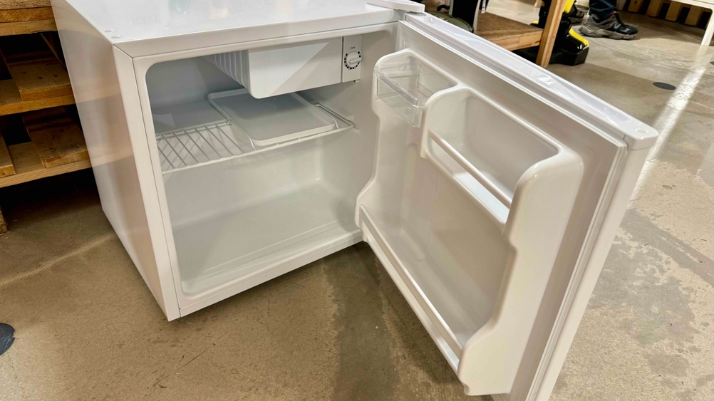 Ein getesteter Mini-Kühlschrank mit geöffneter Türe mit Blick ins Innere.
