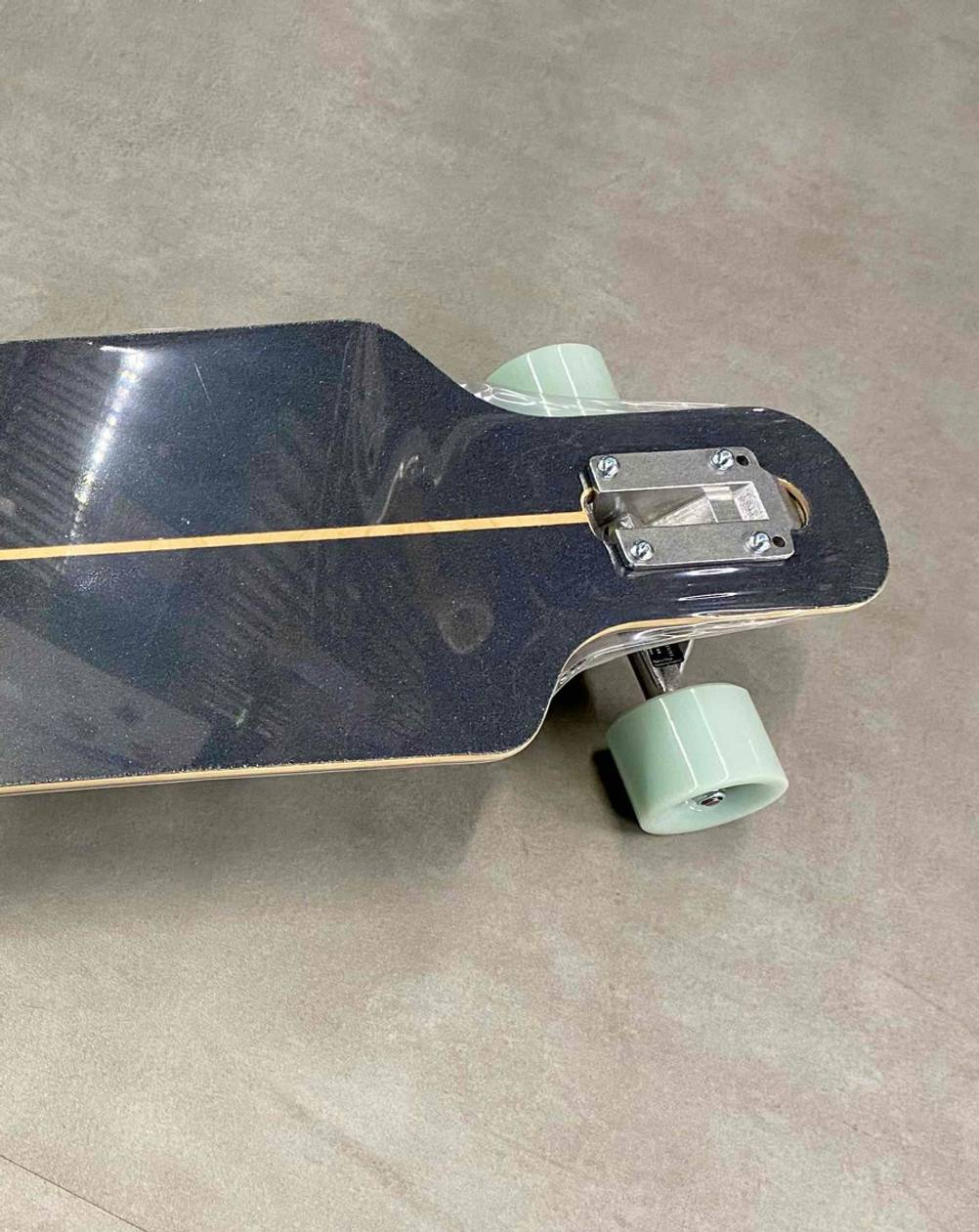 Mini-Longboard getestet: Nahaufnahme der Räder und der Befestigung.