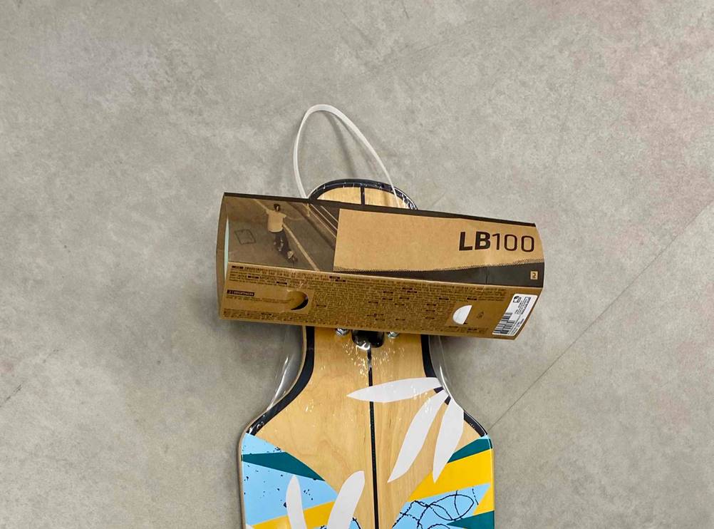 Nahaufnahme des Mini-Longboard im Test von unten mit verpackten Rädern.