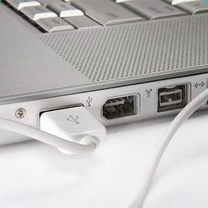 USB-Ladekabel an Mini-Luftbefeuchter