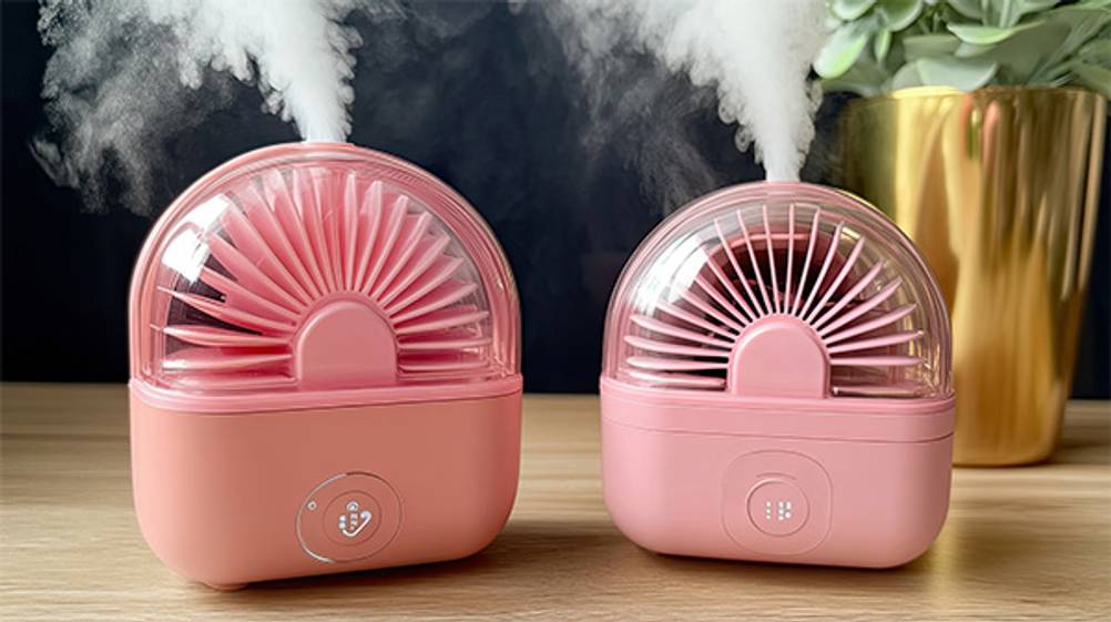 Mini-Luftbefeuchter im Test: Zwei rosa Raumluftbefeuchter auf einem Tisch.