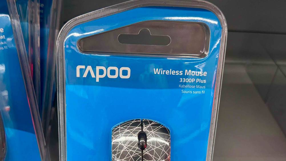 Mini-Maus getestet: Nahaufnahme der transparent verpackten Maus mit Logo und Artikelbezeichnun auf der Packung.