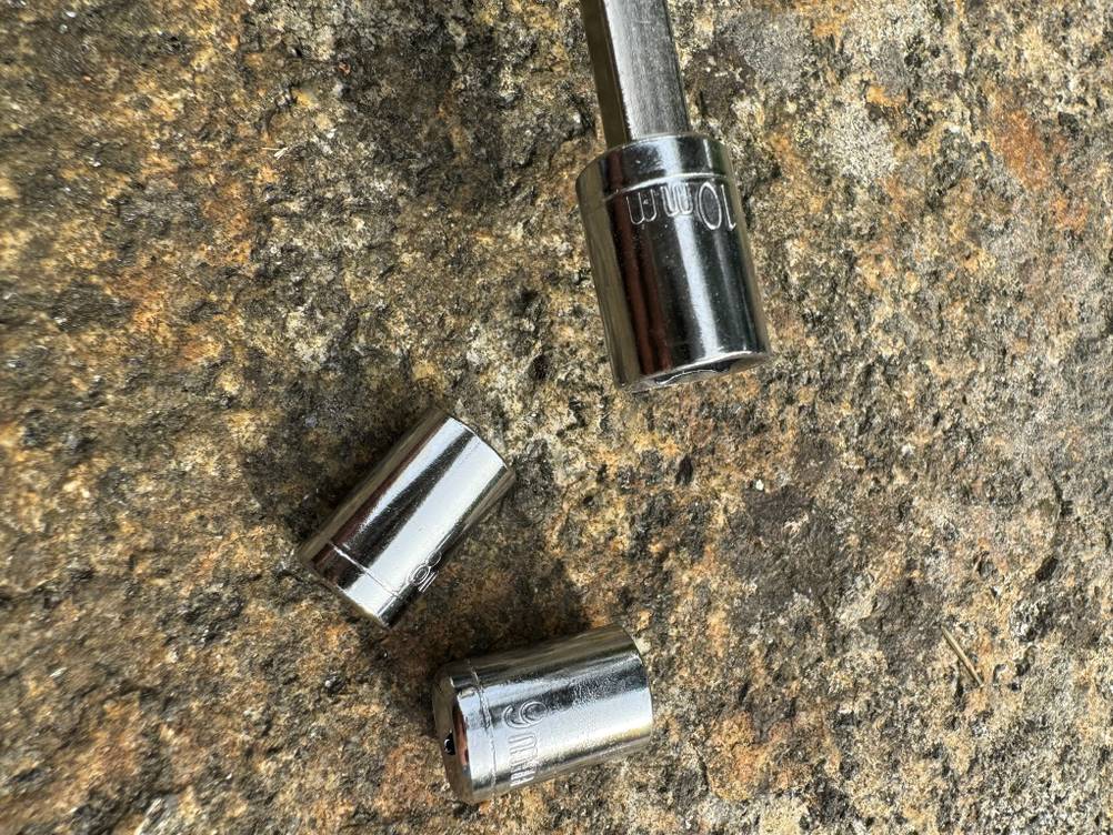 Nahaufnahme der verschiedenen Aufsätze eines getesteten Mini-Multitools.