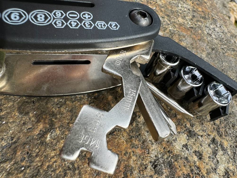 Nahaufnahme der einzelen Werkzeuge wie Schaubenzieher eines Mini-Multitool im Test.