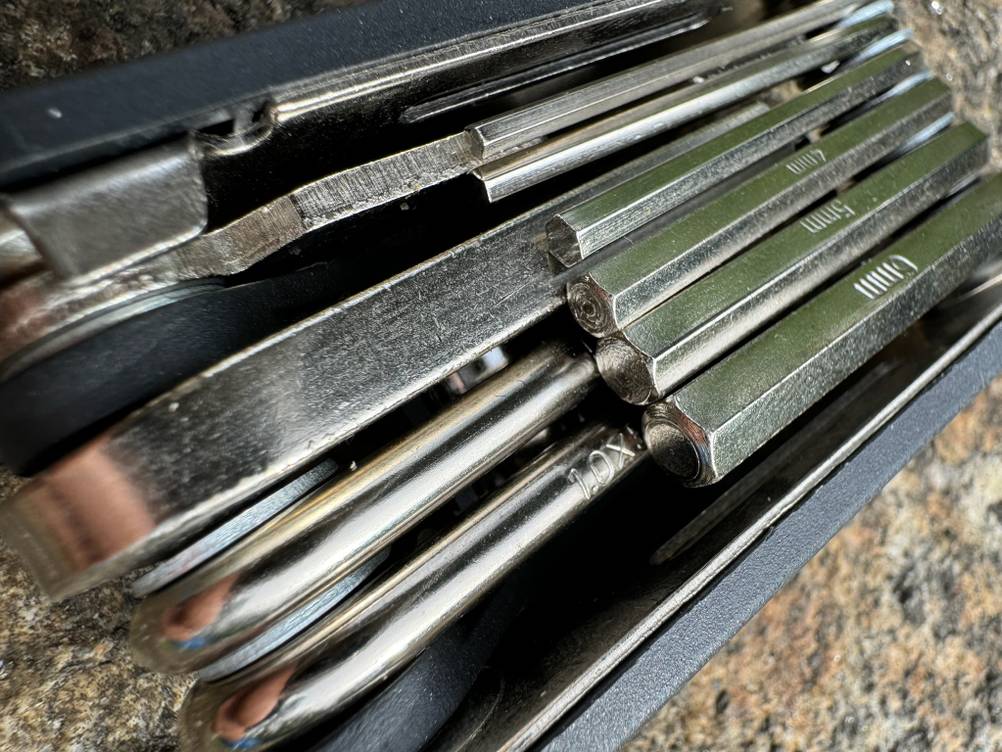Getestet: Ein Mini-Multitool in Nahaufnahme der einzelnen Werkzeuge.