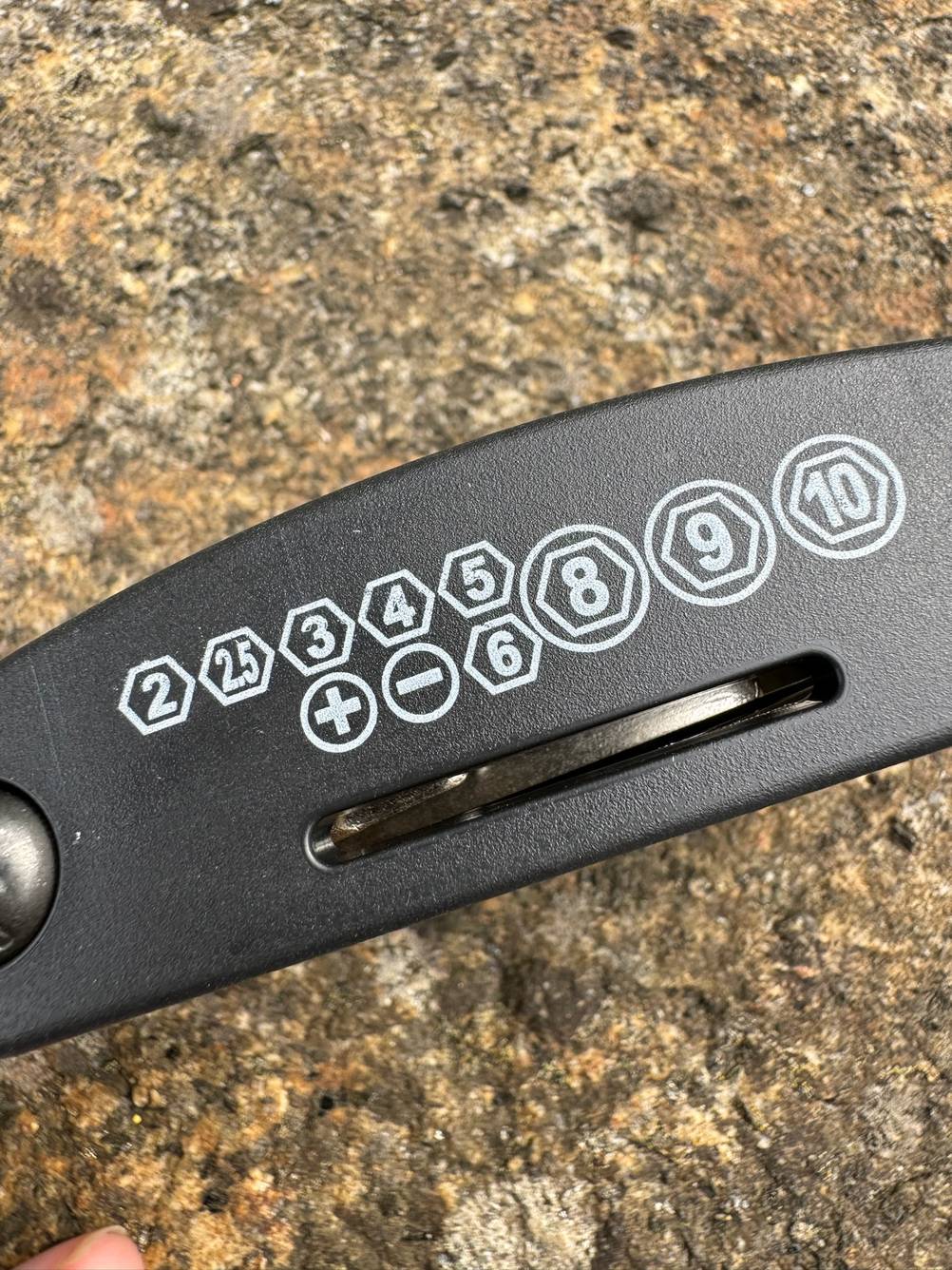 Nahaufnahme des Infoaufdrucks auf einem getesteten Mini-Multitool.