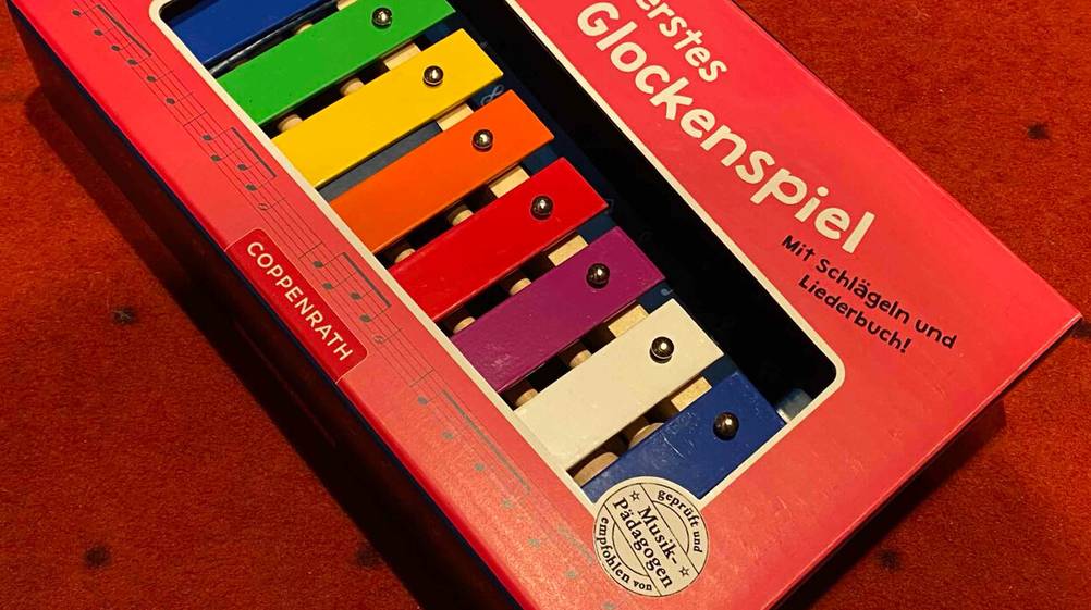 Xylophone im Test: Nahaufnahme einer roten Verpackung eines von Musik-Pädagogen geprüften Glockenspiels für Kinder.