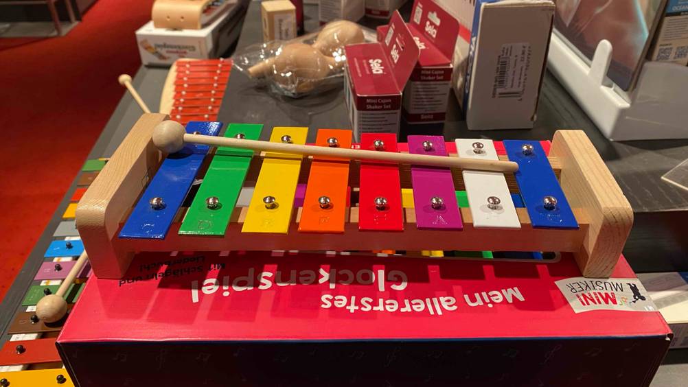 Xylophon-Test: Ein buntes Modell für Kinder steht auf seiner roten Verpackung in einem Geschäft für Musikinstrumente.