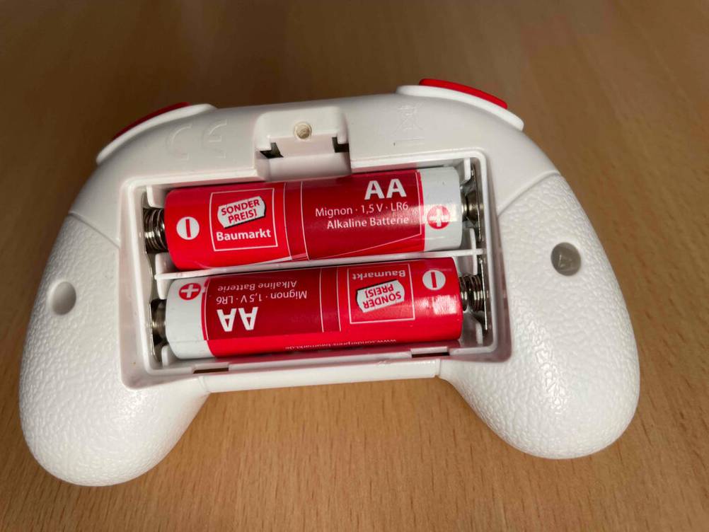 Mini-Quadrocopter getestet:n Nahaufnahme des geöffneten Batteriefachs des Controllers.