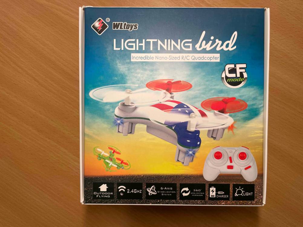 Die Originalverpackung des Mini-Quadrocopters im Test von oben auf einer Holzfläche.
