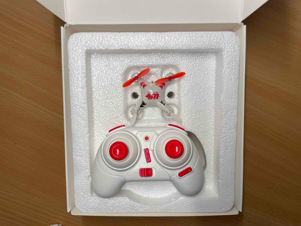 Die geöffnete Verpackung mit Mini-Quadrocopter im Test und seines Controllers.