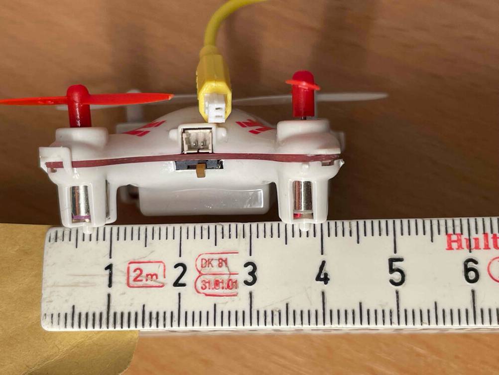 Mini-Quadrocopter im Test: Nahaufnahme der Rückseite mit Anschluss und einem Lineal.