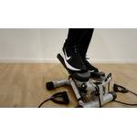 Der Mini-Stepper von Ultrasport ist ohne Zugseile in Benutzung.