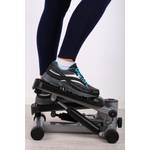 Mini-Stepper-Test: Eine Person steht auf einem Mini-Stepper. 