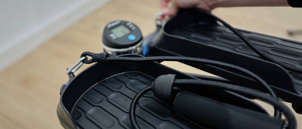 Der Mini-Stepper von Merach mit Zugseilen und Display im Detail.