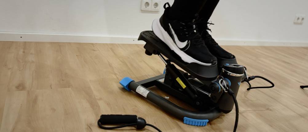 Der Mini-Stepper von Merach in Benutzung von der Seite.