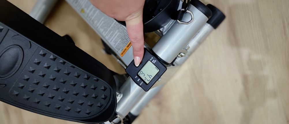 Jemand betätigt das Display des Niceday-Steppers.