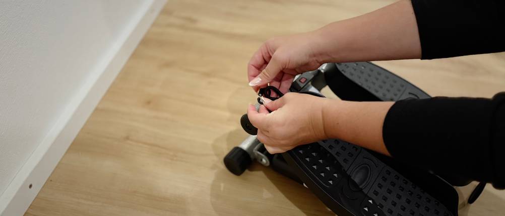 Die Griffe des Niceday-Mini-Steppers können mithilfe von Haken eingehängt oder entfernt werden.