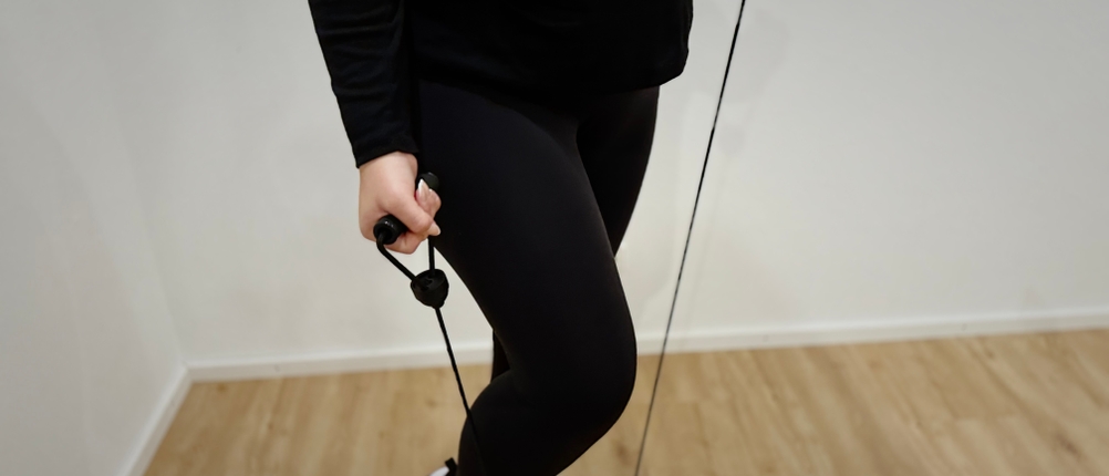 Der Mini-Stepper von Niceday ist mitsamt Zugseilen in Benutzung.