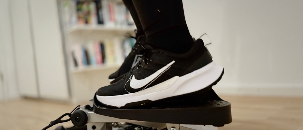 Der Mini-Stepper von Niceday in Benutzung von der Seite.