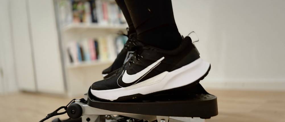 Der Mini-Stepper von Niceday in Benutzung von der Seite.