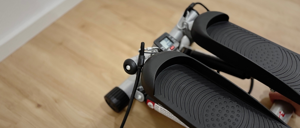 Der Mini-Stepper von Ultrasport mit Zugseilen und Display im Detail.