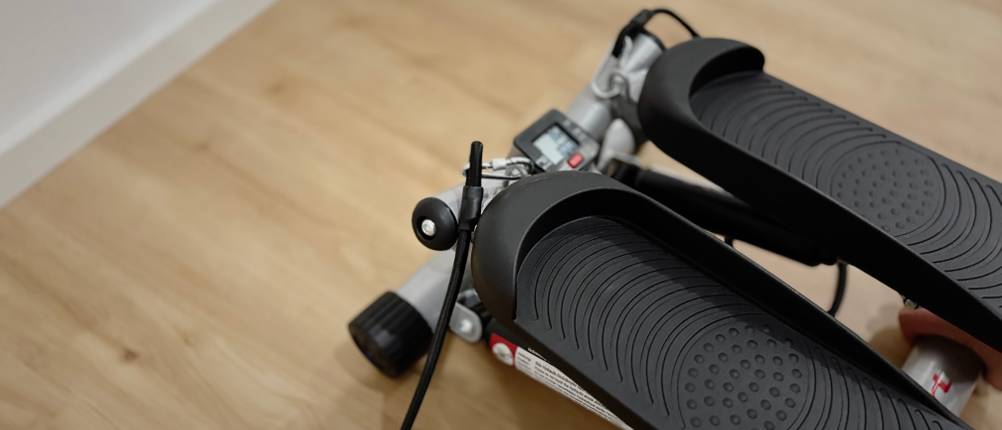 Der Mini-Stepper von Ultrasport mit Zugseilen und Display im Detail.