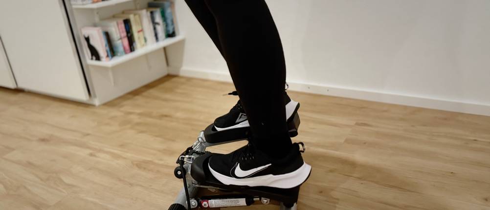 Der Mini-Stepper von Ultrasport in Benutzung von der Seite.