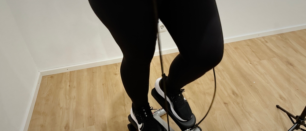 Der Mini-Stepper von Ultrasport ist mitsamt Zugseilen in Benutzung.