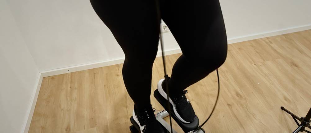 Der Mini-Stepper von Ultrasport ist mitsamt Zugseilen in Benutzung.