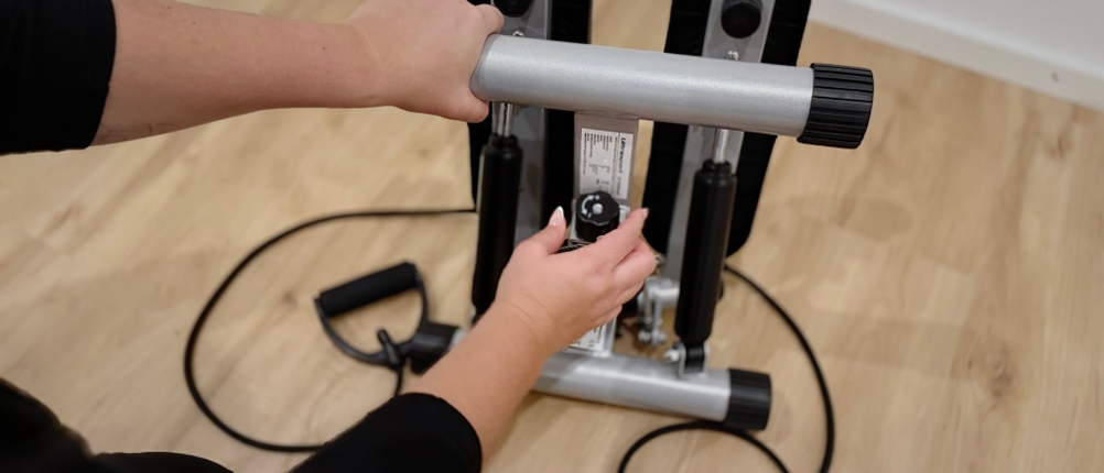 Am Rad auf der Unterseite des Mini-Steppers von Ultrasport wird die Intensität eingestellt.