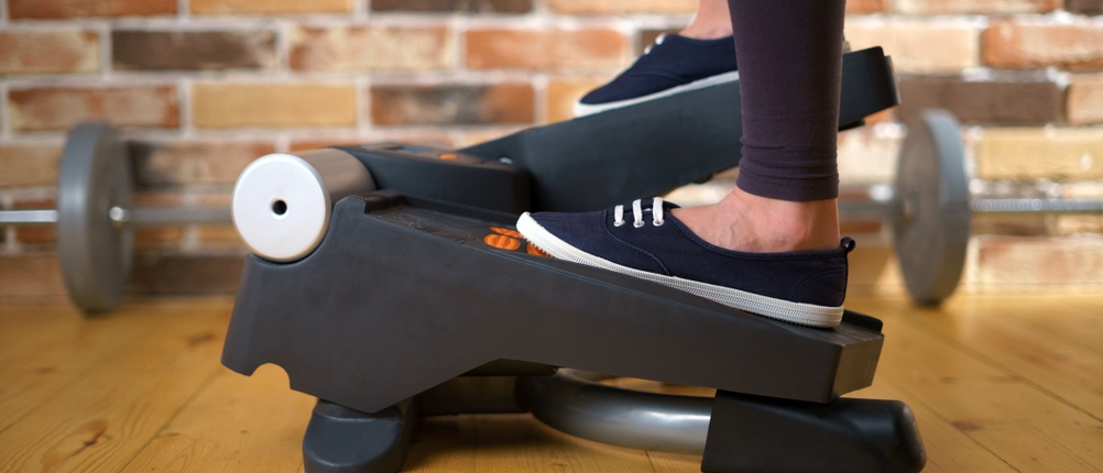 Mini-Stepper-Test: Eine Person trainiert auf einem Stepper. 