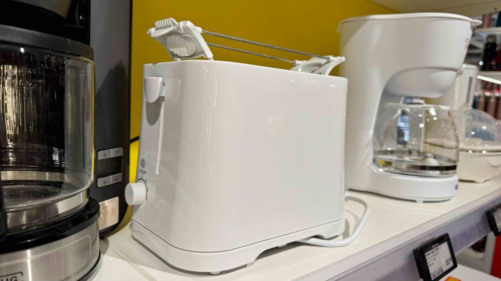 Mini-Toaster im Test: Das Gerät auf einem Verkaufsregal mit Preisangabe.
