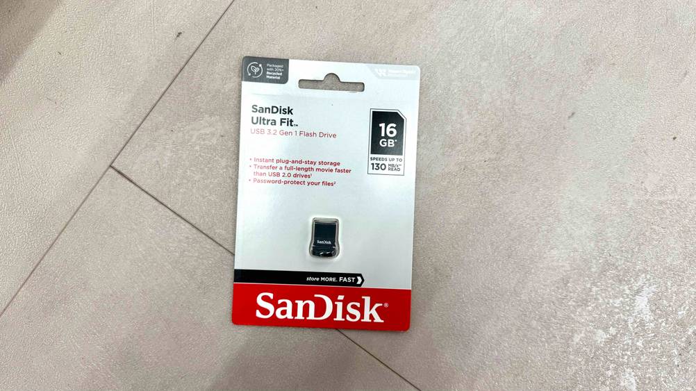 Mini-USB-Stick-Test: Der verpackte Stick auf einem hellen Boden von oben.