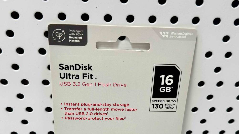 Mini-USB-Stick im Test: Nahaufnahme der Vorderseite der Verpackung mit Logo und Artikelbezeichnung.