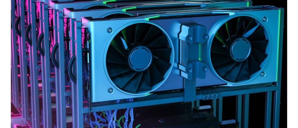 Grafikkarten eines getesteten Mining-Rigs in Nahaufnahme