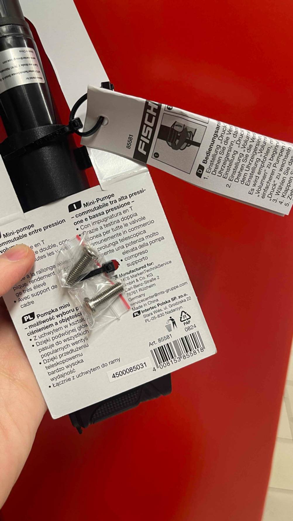 Minipumpe getestet: Nahaufnahme der Rückseite mit angebrachten Schrauben.