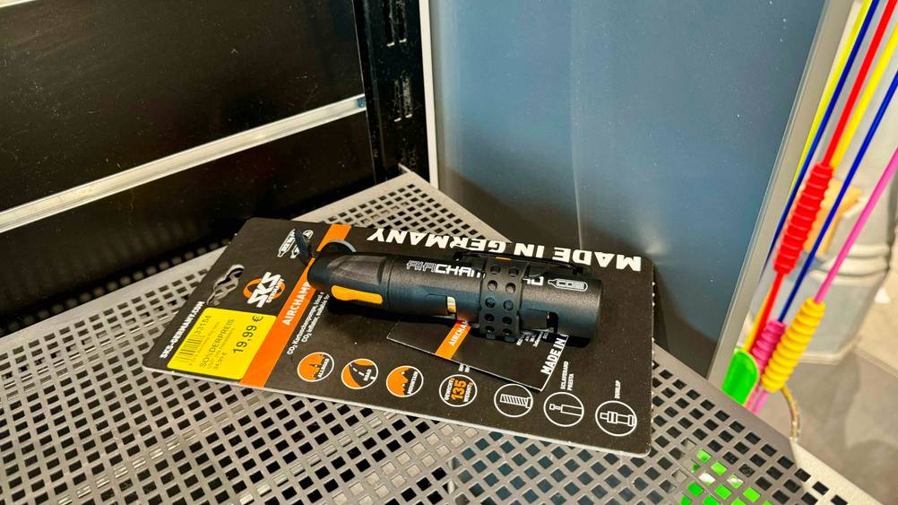 Eine getestete Minipumpe von der Seite in ihrer Originalverpackung auf einem Lochblech.