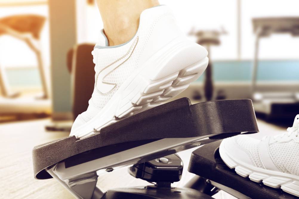 Mini-Stepper-Test: Ein Fuß auf einem Pedal eines Mini-Steppers. 